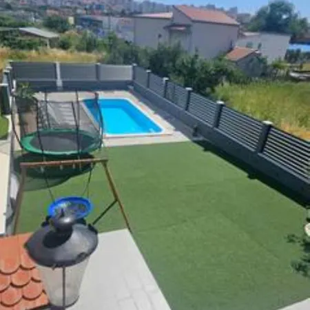 As Moon With Pool 스플리트